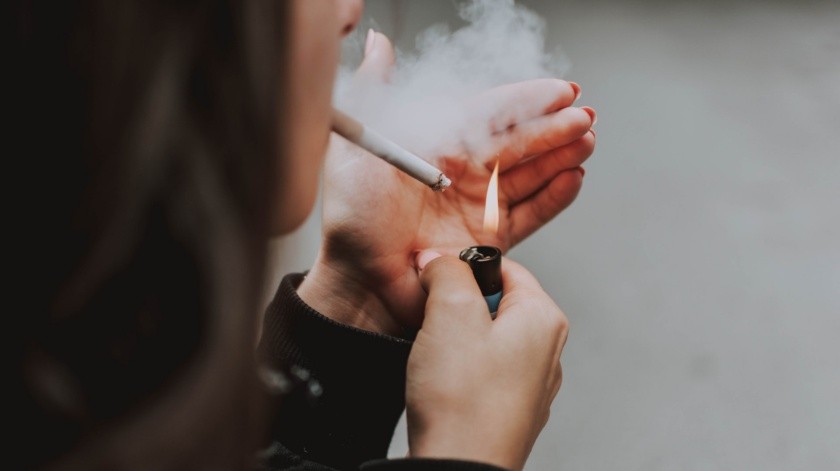 La FDA señala que los jóvenes son quienes más consumen cigarrillos mentolados en EU.(Unsplash)