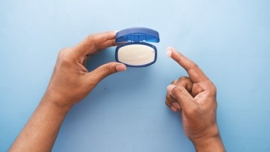 Slugging, la tendencia de TikTok para cuidar la piel con vaselina, ¿es segura?