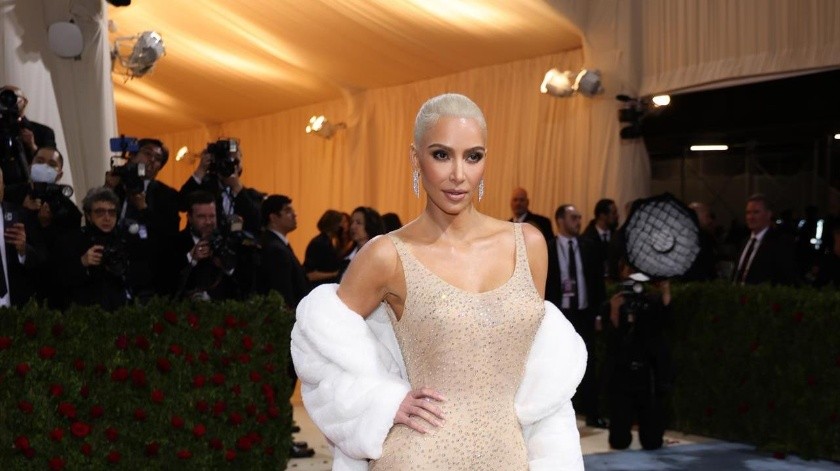 Kim Kardashian tuvo que bajar de peso para poder sacar del museo Ripley el vestido que Marilyn Monroe utilizó hace 60 años.(EFE)