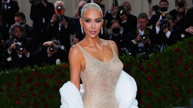 Kim Kardashian no pudo cerrarse el vestido de Marilyn Monroe; usó estola y una réplica