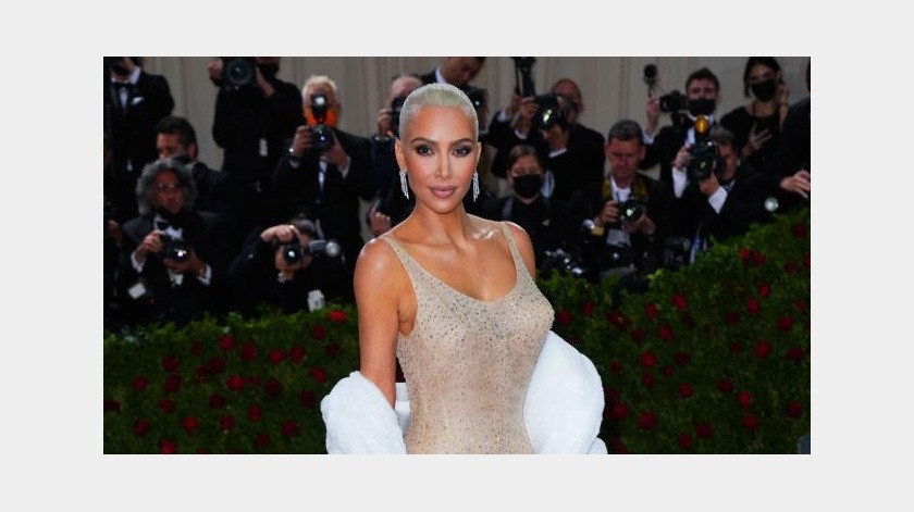 Kim Kardashian no pudo cerrarse el vestido original de Marilyn Monroe y utilizó una estola para cubrir esa parte.(Reuters)