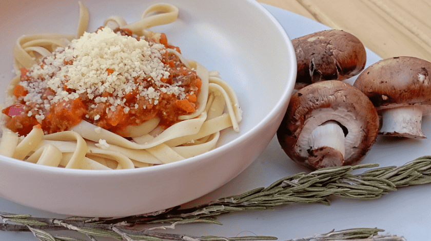 Este fetuccine a la bolognesa sin carne es perfecto para la comida o la cena.(Cortesía)
