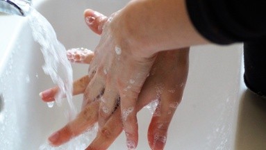 ¿Lavarse las manos con vodka desinfecta?