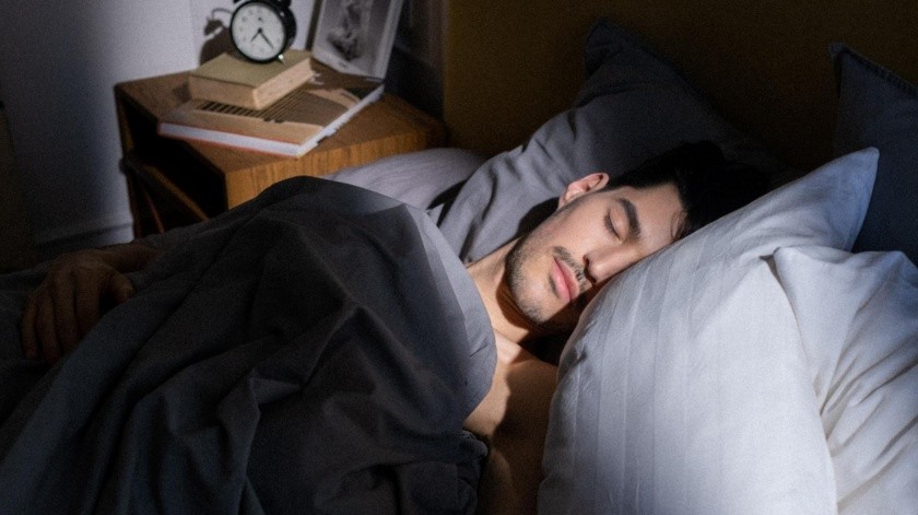 Dormir 7 horas sería bueno para los adultos de mediana edad.(Unsplash)