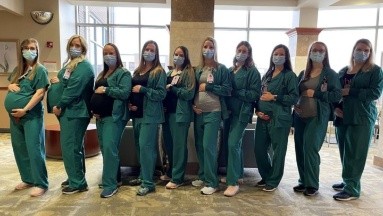 El curioso caso de 10 enfermeras y una doctora que están embarazadas al mismo tiempo