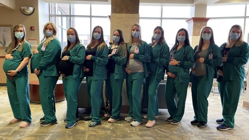 El hospital compartió una imagen del grupo de enfermeras que están embarazadas.(Facebook)