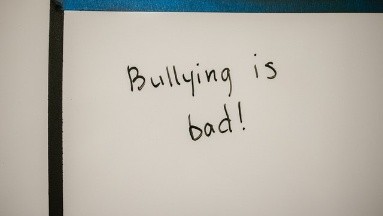 Permiten a maestro volver a las aulas tras darle un correazo a un alumno por hacer bullying