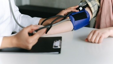 Hipertensión: 3 síntomas que podrían ser señal de presión arterial alta
