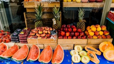 ¿Porqué no debes comprar fruta cortada por la mitad?