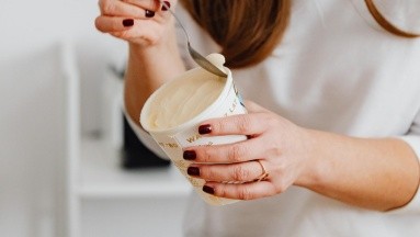 ¿Por qué no deberías guardar comida en botes de yogur o crema?