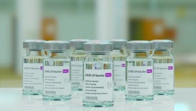 ¿Nuevo efecto de vacunas Covid? Estudio las asocia con síntomas de tracto urinario inferior