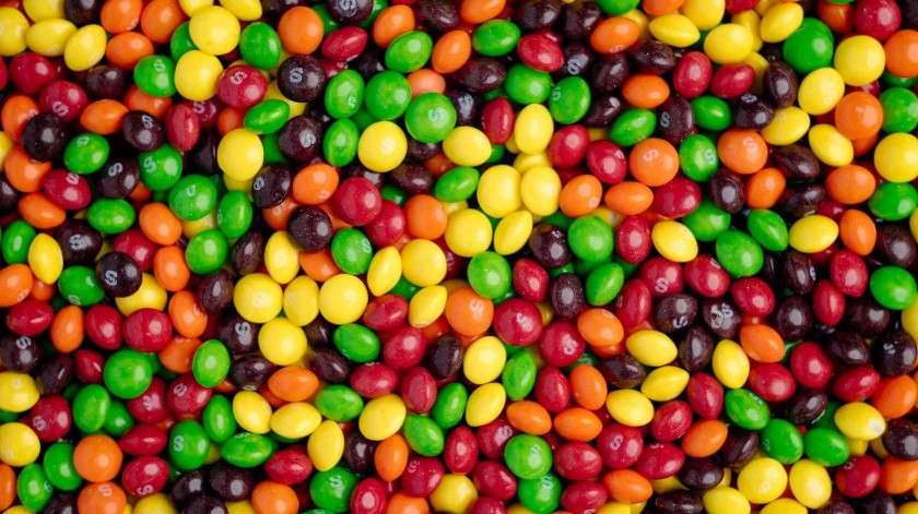 Algunos productos de Skittles y otras gomitas están siendo retirados en EU, Canadá y México.(Unsplash)