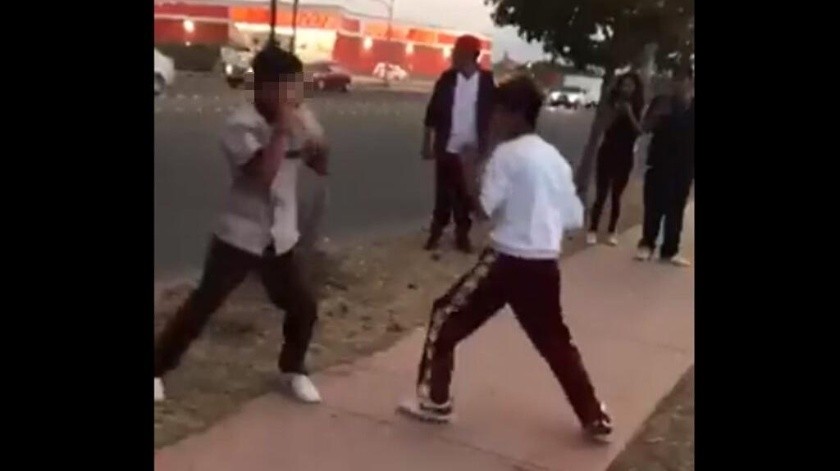 Un menor fue golpeado en la cabeza por otro joven durante la pelea.(Captura)
