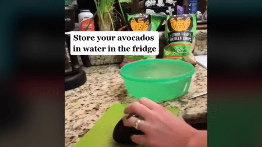 El truco consiste en sumergir aguacates en agua y guardarlos en el refrigerador para que se mantengan frescos.(Captura)