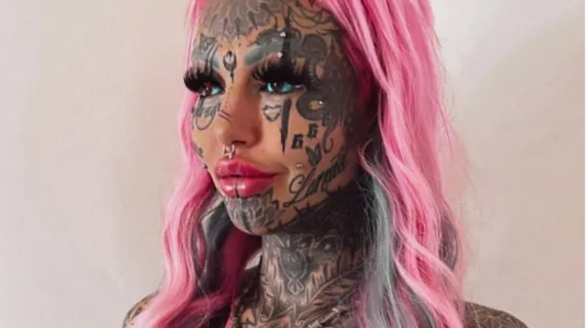 La mujer se realizó un tatuaje que la puso en riesgo.(Instagram/amberluke666)