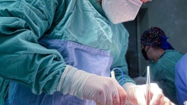 Menos antojos sienten dos pacientes tras una cirugía cerebral experimental