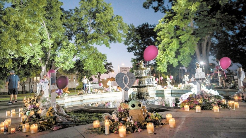Muchas veladoras lucen encendidas ayer en una plaza donde se instal� un altar en memoria de las v�ctimas asesinadas esta semana en una escuela primaria en Uvalde, Texas.
