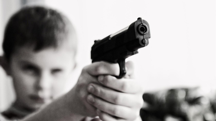 El menor se disparó por accidente con un arma que encontró en las escaleras de su casa.(Pixabay)