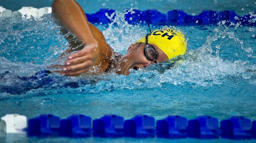 El hombro de nadador es por practicar el deporte.(Pexels.)