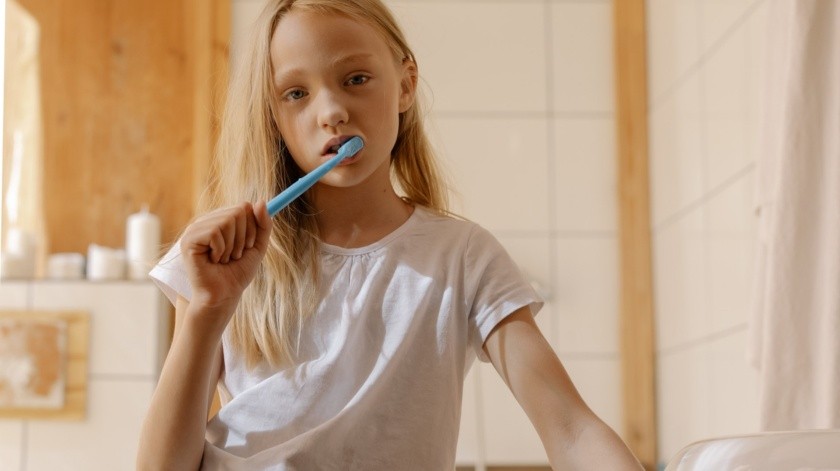 Cepillar tus dientes y usar hilo dental diariamente será benéfico para tu salud bucal(PEXELS)