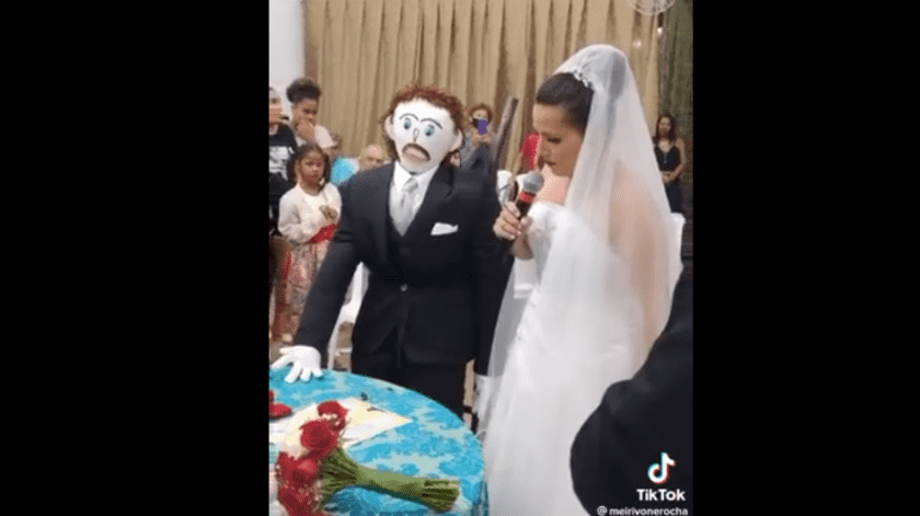 La mujer contrajo matrimonio con un muñeco de trapo.(Captura)