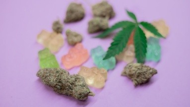 Niños de primaria son intoxicados con gomitas de marihuana