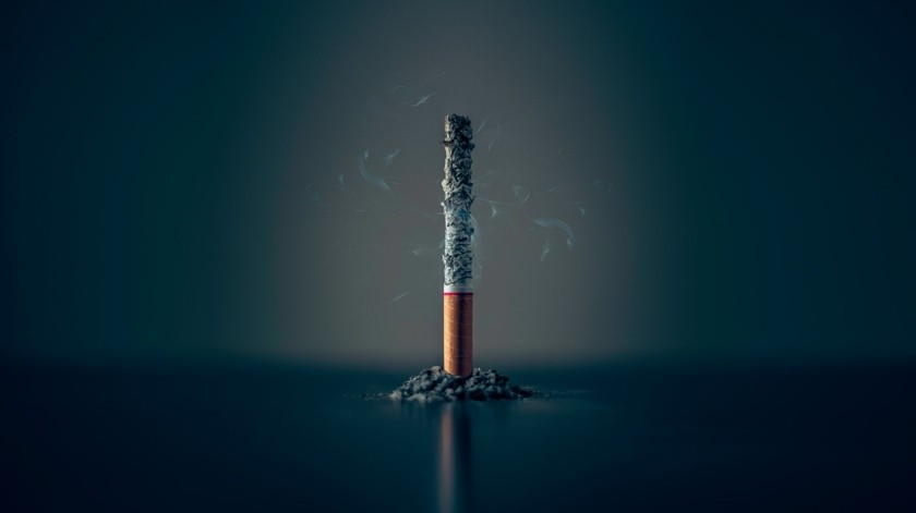 Fumar aumenta el riesgo de 13 tipos de cáncer y otros problemas de salud.(Unsplash)