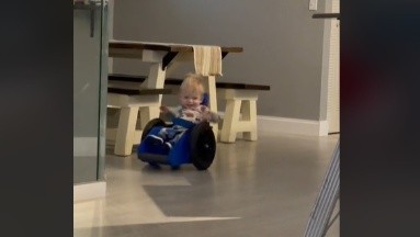 Un bebé en una silla de ruedas cautiva a todos en redes sociales