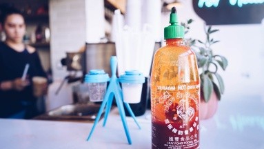 Anuncian desabasto de salsa Sriracha por escasez de chile debido a sequías
