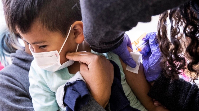 Los niños mexicanos de 5 a 11 años serán vacunados con el preparado de Pfizer.(EFE)