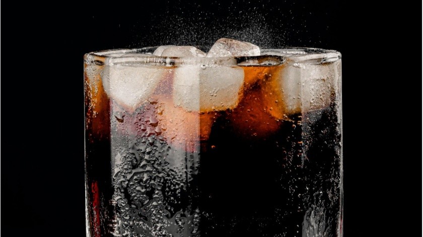 El estudio relacionó el desarrollo de cáncer de hígado con las bebidas azucaradas, como el refresco.(Unsplash)