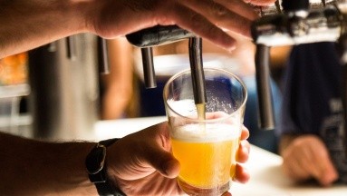 La cerveza podría beneficiar la salud intestinal en hombres