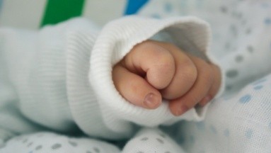 Sale del hospital bebé que nació en el inodoro y creyeron muerta en Ecuador