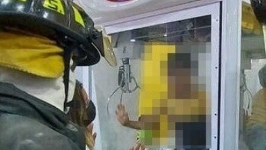 Bomberos rescatan a niño que quedo atrapado en maquina de peluches