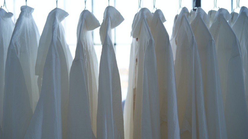 Algunos trucos caseros pueden ser útiles para sacar manchas de la ropa blanca.(Unsplash)