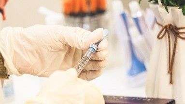 Estudio relaciona refuerzo de vacuna anticovid de Moderna con casos de urticaria crónica