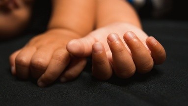 Niña de 4 años muere en el interior del auto: Padres la dejaron para asistir a funeral