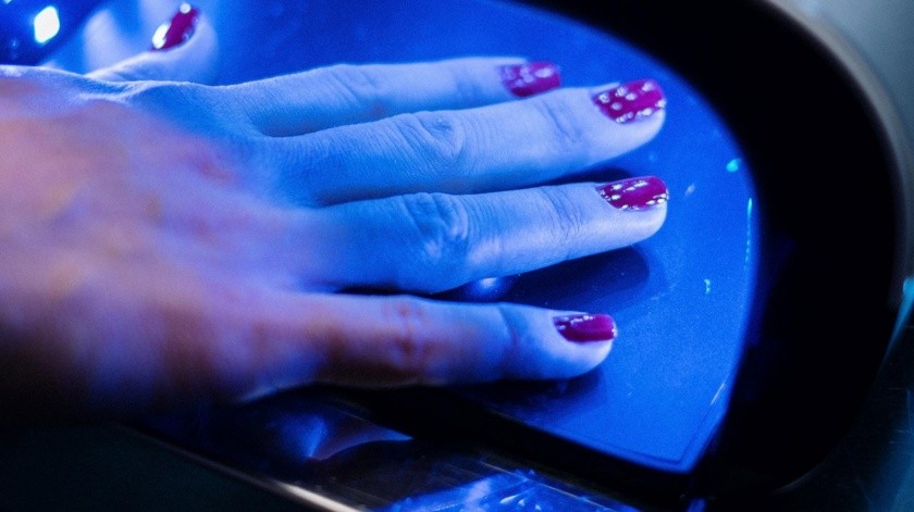 Las uñas y la piel de las manos se puede dañar con estos procedimientos.(Pexels)