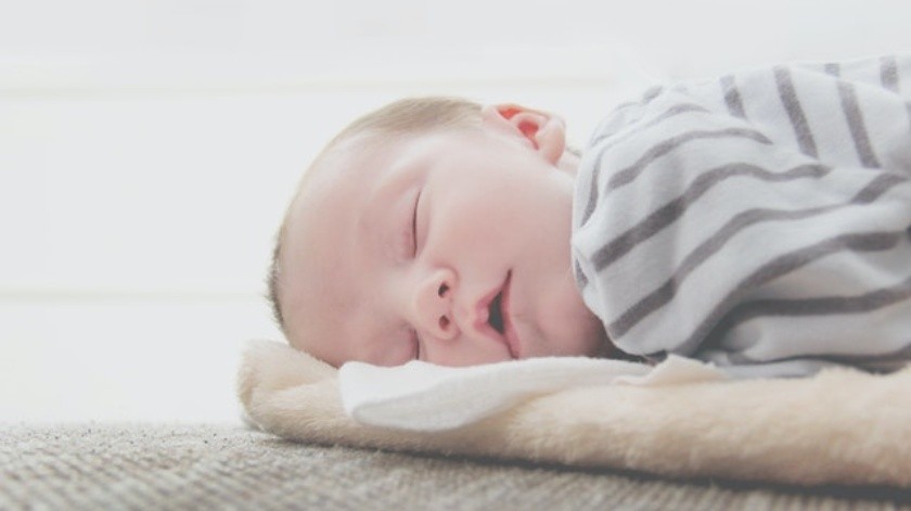 Los bebés pueden al dormir con los padres correr riesgo de asfixia.(Pexels.)