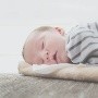 Poner a dormir a los bebés en la misma cama que los adultos, una de las causas de muerte infantil