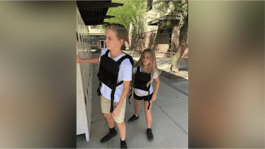 Para proteger a a los niños bombero de Arizona decide crear chaleco antibalas portátil