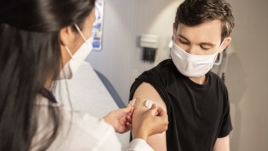 Los CDC piden a los hombres de Florida vacunarse ante la enfermedad meningocócica