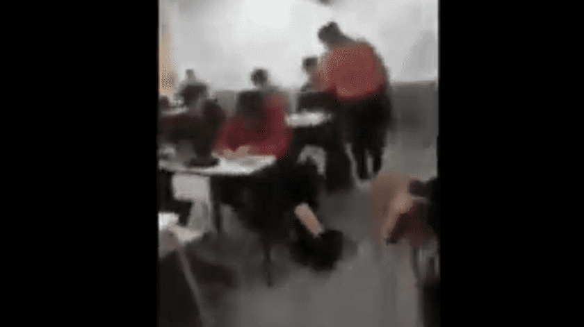 La madre ingresó al salón de clases y dio una bofetada a un estudiante que supuestamente agredió a su hijo.(Captura.)