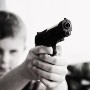 Niño encuentra el arma de su padre y mata a un bebé en EU