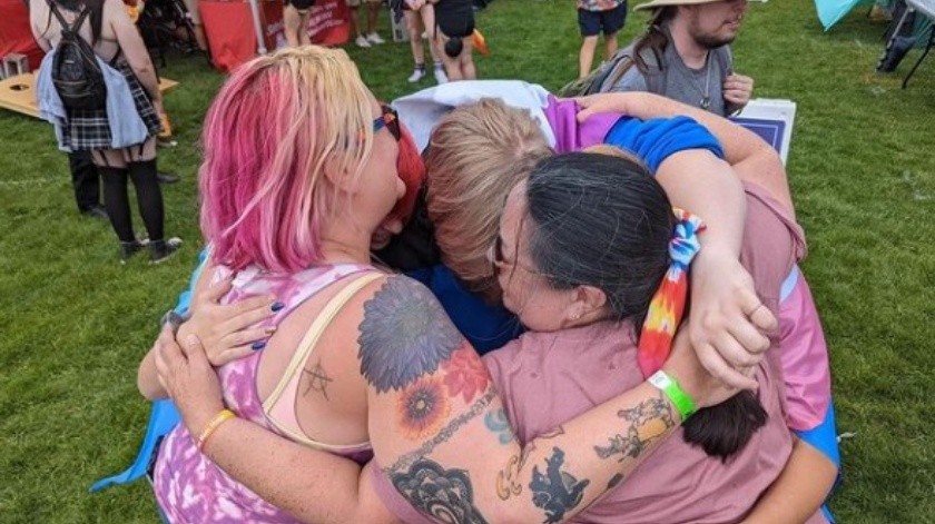 Las madres dan abrazos en las actividades LGBTI.(freemomhugs)