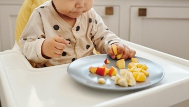 Culpan a madre vegana de matar a su bebé tras darle de comer solo frutas y verduras
