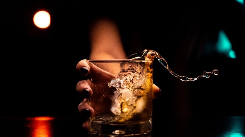 Expertos recomiendan la moderación en el consumo de alcohol(UNPLASH)