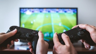Jugar videojuegos mejora la habilidad para tomar decisiones según estudio