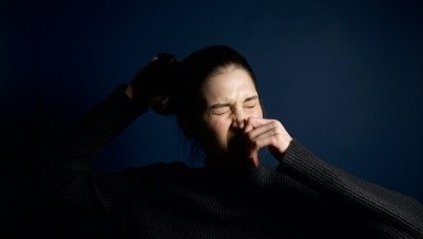 ¿Por qué algunas personas pueden estornudar con los ojos abiertos?