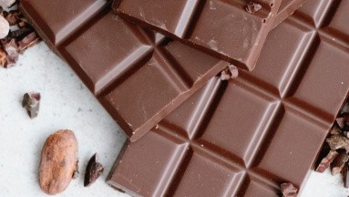 Investigan efectos de comer chocolate negro para el cerebro